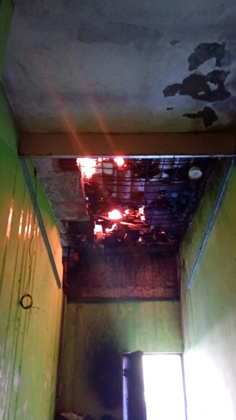 &nbsp;El fuego se desató en un entrepiso de la propiedad.