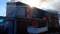 Un incendio provocó importantes daños en un almacén de zona noroeste.