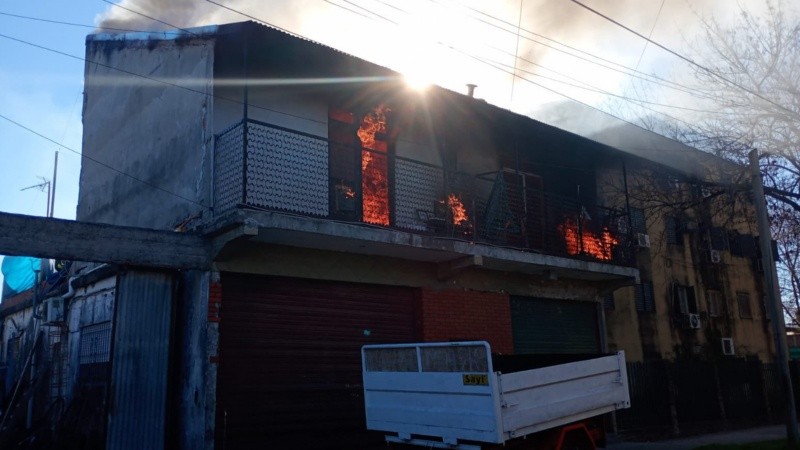 Un incendio provocó importantes daños en un almacén de zona noroeste.
