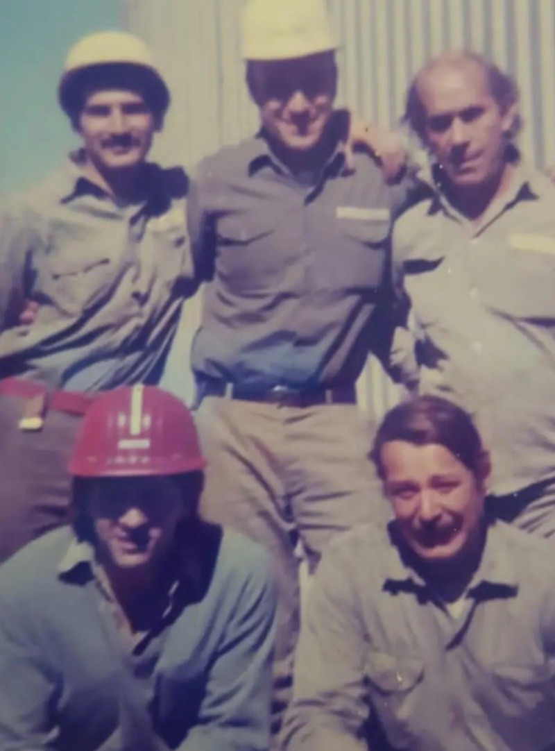 &nbsp;Jorge Messi, de casco rojo, junto a sus compañeros en Acindar.