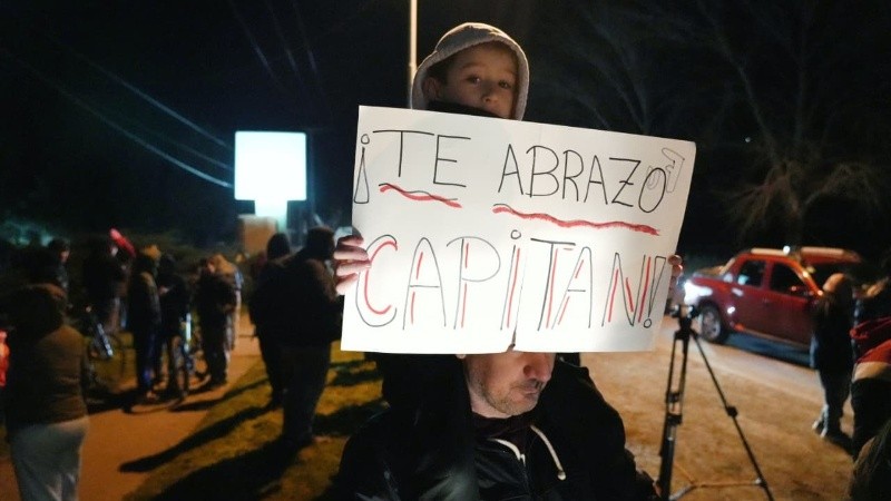 Algunas familias se acercaron a las inmediaciones del aeropuerto para darle cariño (Alan Monzón/Rosario3). 