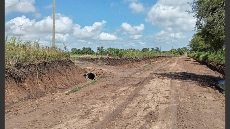El mantenimiento de caminos rurales, una de las claves para favorecer el escurrimiento del agua.