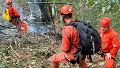 Agentes combaten el fuego en la aeronave (EFE)