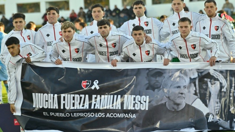 El plantel de Newell's con la bandera.