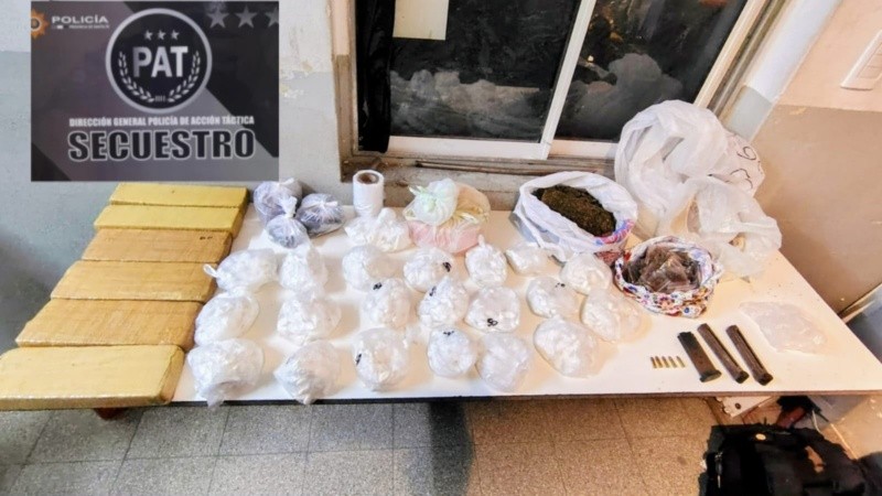 Más de 5 kilos de marihuana en panes y fraccionado y más de 1 kilo de cocaína en envoltorios. (Gobernación)