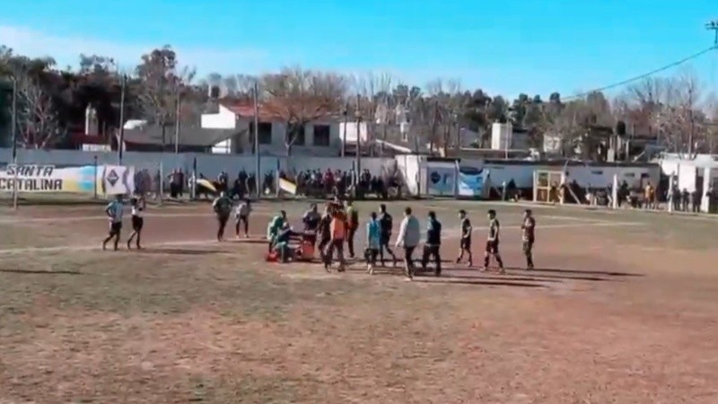 Un futbolista de Barrio Quinta reaccionó tras una expulsión. (imagen video)