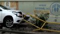 El frente del coche quedó destrozado al igual que el vallado y el árbol.