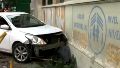 El frente del coche quedó destrozado al igual que el vallado y el árbol.