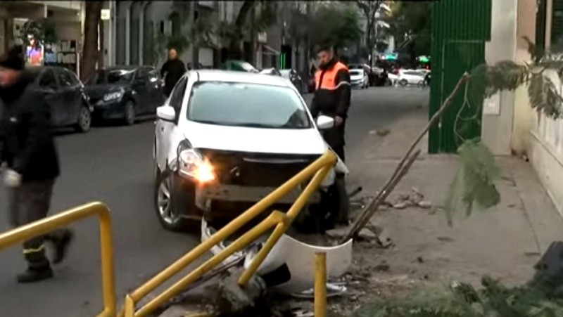 &nbsp;Agentes municipales intervinieron para retirar el coche. 