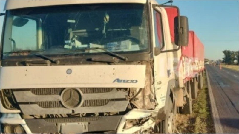 El camión Mercedes Benz era conducido por un hombre de 40 años oriundo de San Genaro.