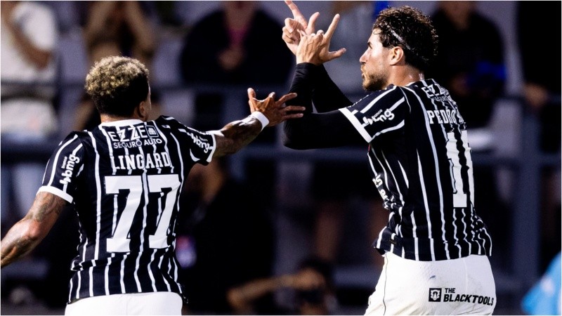 El atacante Pedro Raúl celebra el segundo gol de Corinthians ante Bragantino.