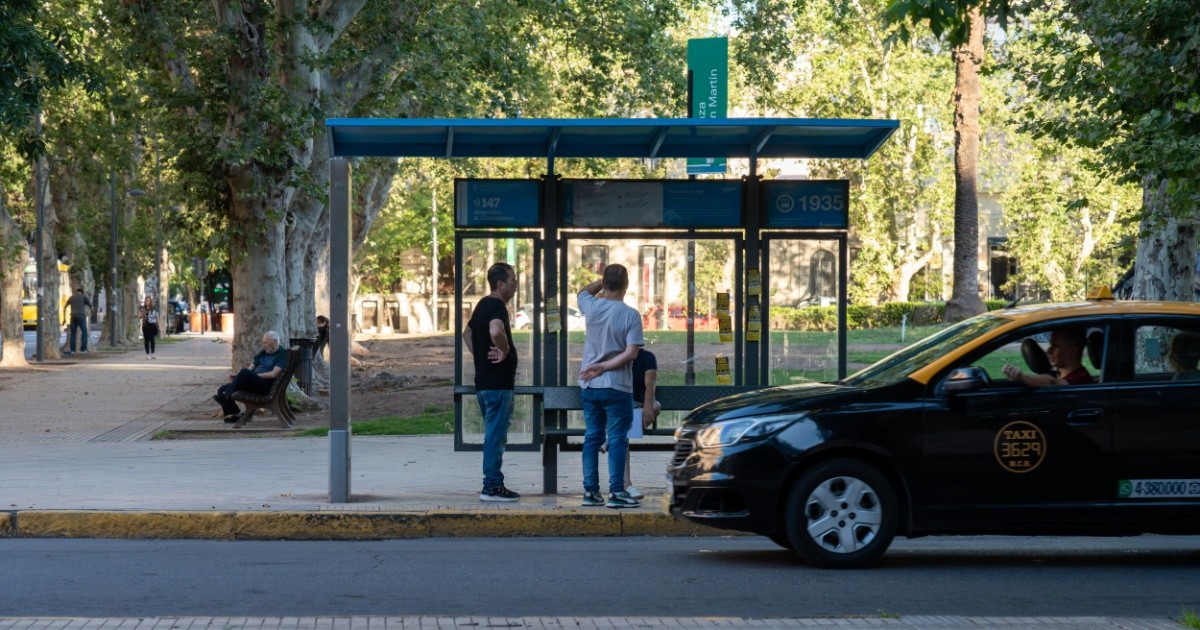 La Provincia lanzó créditos para renovar colectivos, taxis y remises: cómo acceder