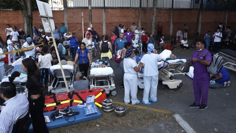 Pacientes evacuados de una clínica de Cali. (EFE)