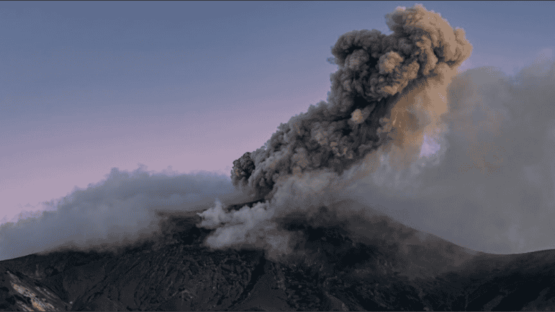 Desde 2021, el volcán presentó cambios paulatinos en su actividad, por lo que las autoridades mantienen un monitoreo permanente de la zona ante la inestabilidad registrada.