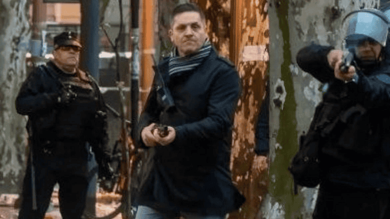 Gauna fue fotografiado de civil y disparando contra los manifestantes.