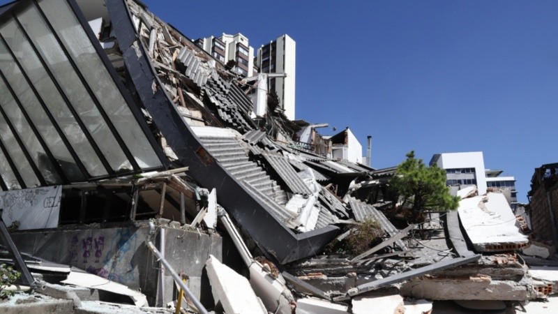 Una edificación destruida por el terremoto en Manizales (EFE).