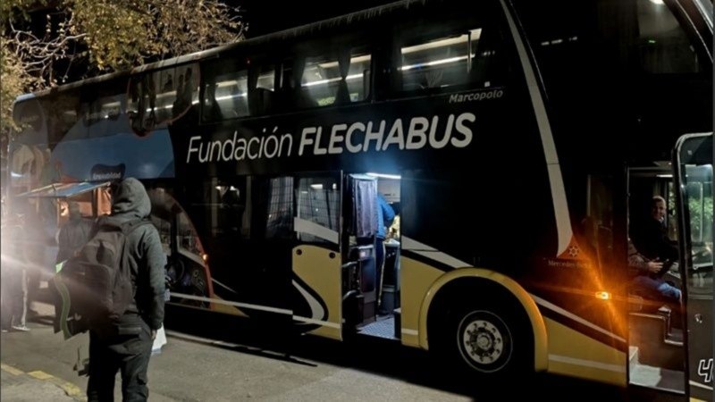 El micro solidario ayuda a personas en situación de calle (Rosario3).