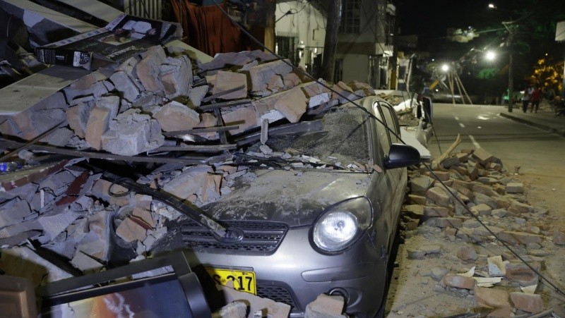 &nbsp;Fotografía que muestra vehículos afectados luego de un terremoto de magnitud 7,4 este lunes, en Pereira (Colombia) (EFE)