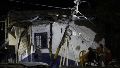Personas esperan frente a una casa afectada luego de un terremoto de magnitud 7,4 este lunes, en Pereira (Colombia).
