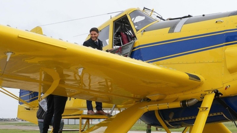 El gobernador recorriendo el avión hidrante.