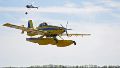 El avión hidrante y el helicóptero durante una demostración de uso.