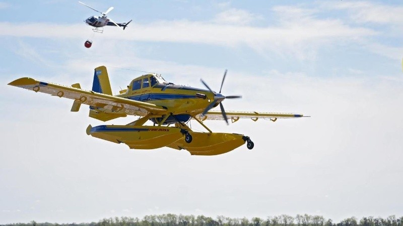 El avión hidrante y el helicóptero durante una demostración de uso.