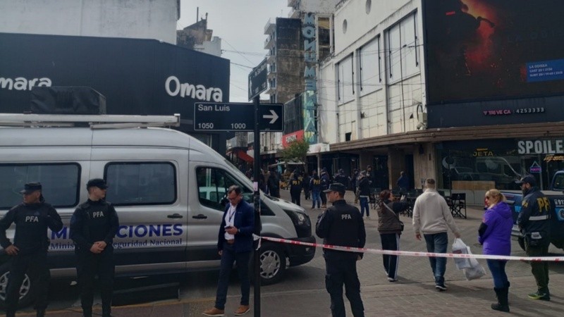 Efectivos, vehículos oficiales y hasta fajas de seguridad en la irrupción de Migraciones en Rosario.