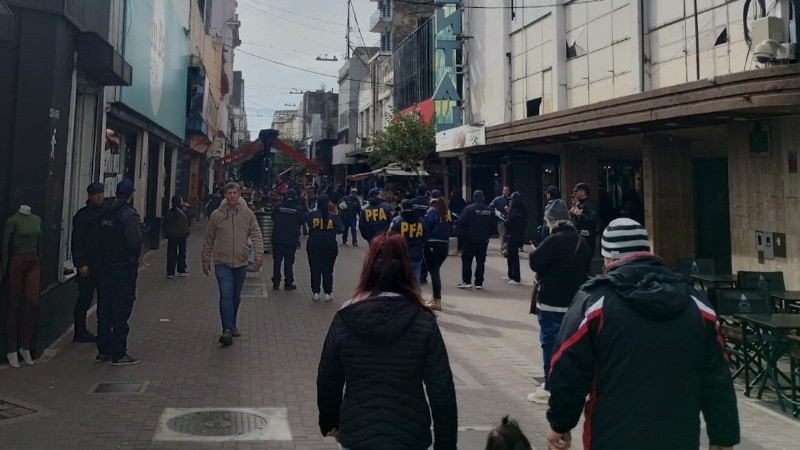Efectivos, vehículos oficiales y hasta fajas de seguridad en la irrupción de Migraciones en Rosario.