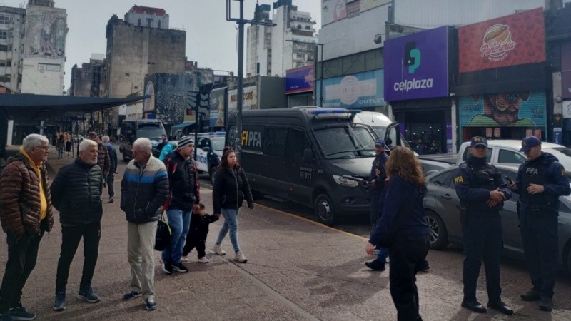 Efectivos, vehículos oficiales y hasta fajas de seguridad en la irrupción de Migraciones en Rosario.