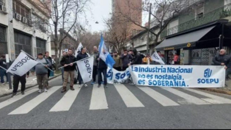 Los trabajadores del gremio frente a la sede ministerial.
