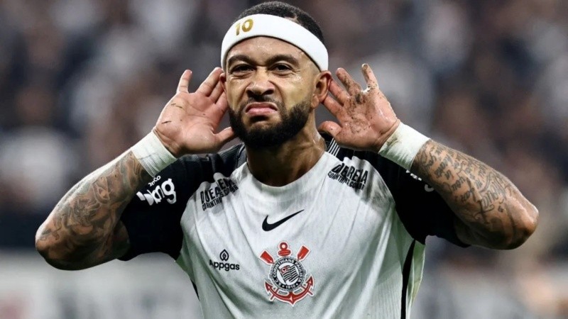 Depay no sigue en Corinthians y el equipo brasileño llega a Rosario en un clima tenso.