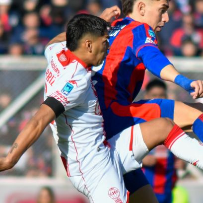 Carrizo en acción con la camiseta de Huracán en el clásico ante San Lorenzo.