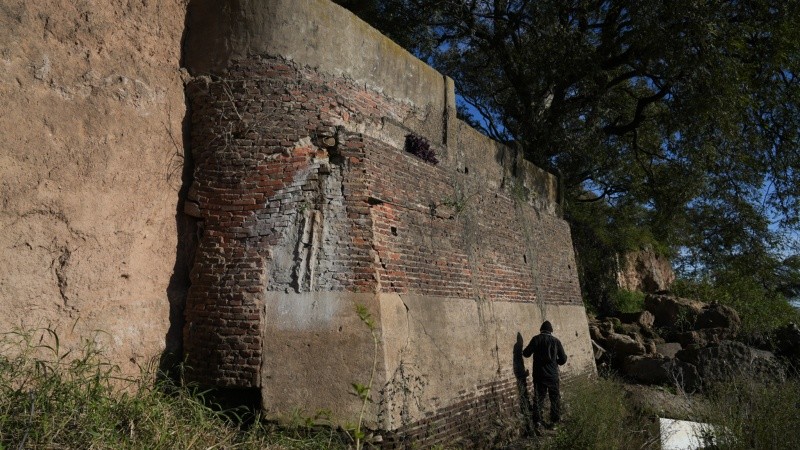 Un muro que marca el inicio de las viejas construcciones (Foto: Alan Monzón/Rosario3).
