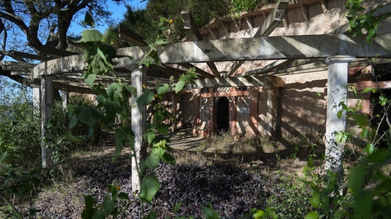 La terraza con los restos de la terraza donde está la enorme estructura de una pérgola o glorieta (Foto: Alan Monzón/Rosario3).