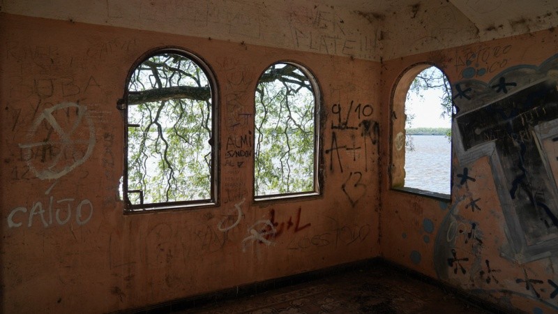 La habitación de planta alta, que era usado como dormitorio, tiene una vista privilegiadísima al río (Foto: Alan Monzón/Rosario3).