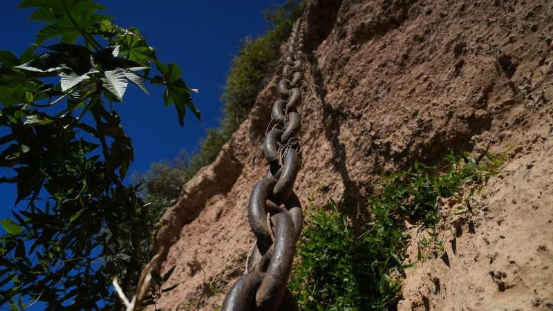 La cadena de amarre que sobrevive en la parte sur de lo que fue el puerto&nbsp;(Foto: Alan Monzón/Rosario3).