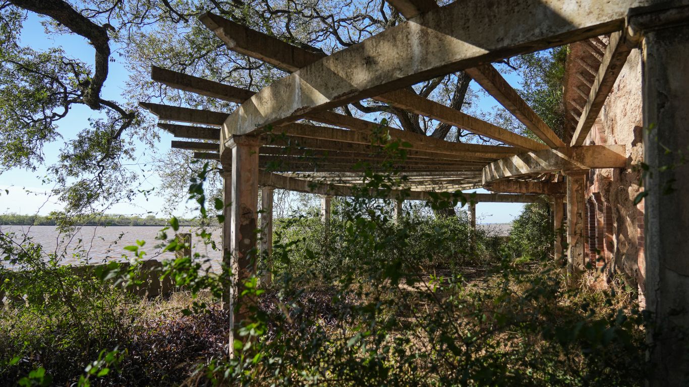 La terraza y parte de las instalaciones del viejo puerto en el río Paraná.