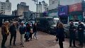 Peatones presencian el inédito despliegue de Migraciones en el microcentro rosarino, este martes.