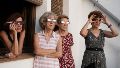 Un grupo de vecinas viendo el eclipse.