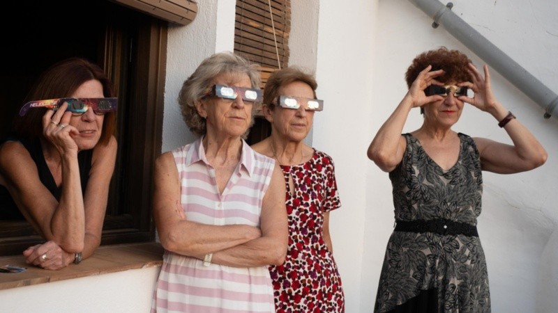 Un grupo de vecinas viendo el eclipse.