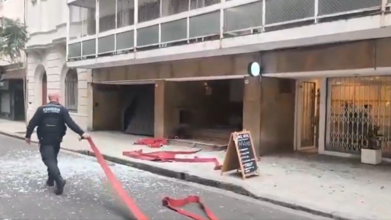 Cuatro dotaciones de Bomberos de la Ciudad trabajaron en la estructura de 13 pisos.