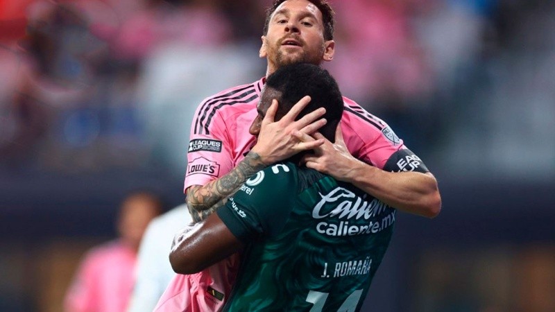 El abrazo entre Messi y Romaña.