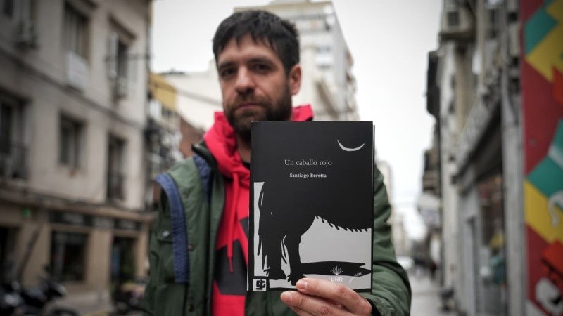 Santiago Beretta, rosarino de 1989, dirigió diez años la revista Apología y colaboró en distintos medios de la ciudad.