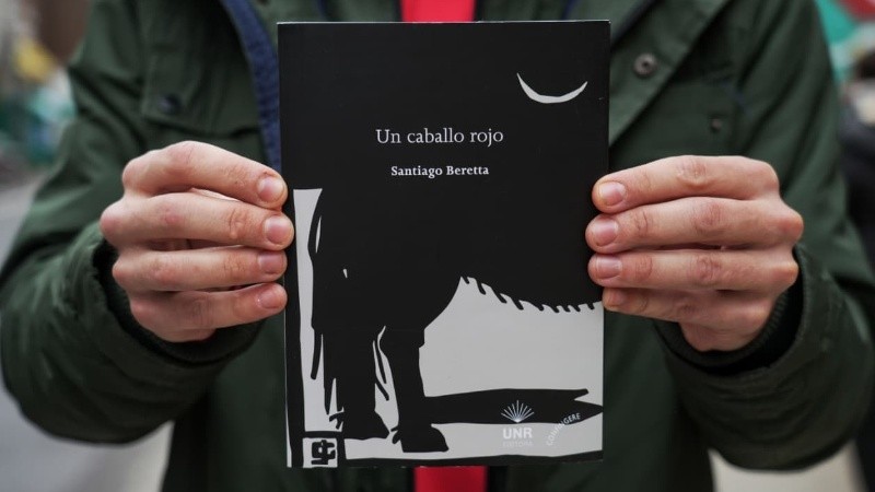 Un caballo rojo reúne 18 crónicas publicadas entre 2019 y 2024.