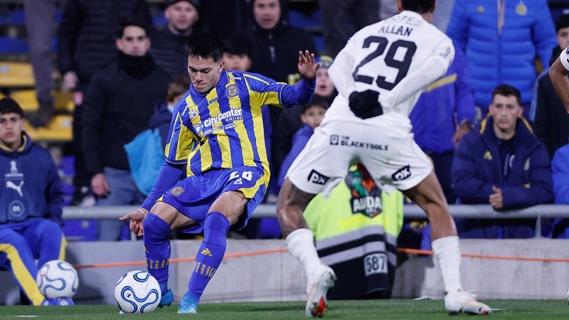 AMDEP794. ROSARIO (ARGENTINA), 13/08/2026.- Giovanni Cantizano (i) de Rosario disputa el balón con Allan Souza de Corinthians este jueves, en el partido de ida de los octavos de final de la Copa Libertadores entre Rosario Central y Corinthians en el estadio Gigante de Arroyito, en Rosario (Argentina). EFE/ Juan Ignacio Roncoroni