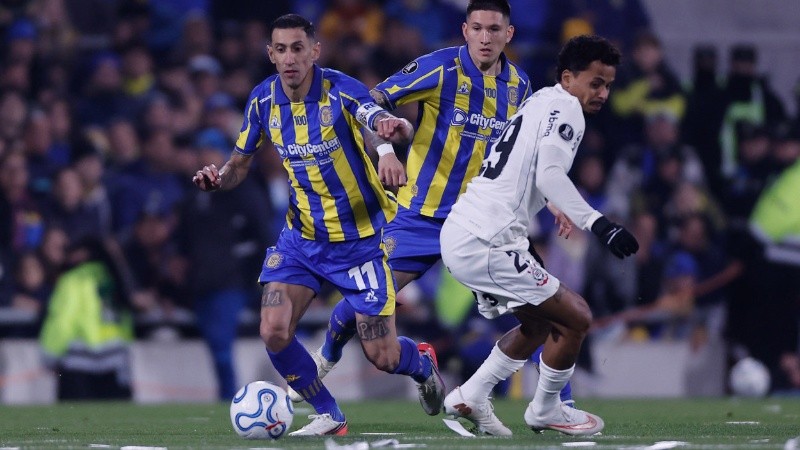 AMDEP794. ROSARIO (ARGENTINA), 13/08/2026.- Ángel Di María (i) de Rosario disputa el balón con Allan Souza de Corinthians este jueves, en el partido de ida de los octavos de final de la Copa Libertadores entre Rosario Central y Corinthians en el estadio Gigante de Arroyito, en Rosario (Argentina). EFE/ Juan Ignacio Roncoroni