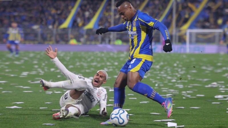 AMDEP794. ROSARIO (ARGENTINA), 13/08/2026.- Jáminton Campaz (d) de Rosario disputa el balón con Kaio Cesar de Corinthians este jueves, en el partido de ida de los octavos de final de la Copa Libertadores entre Rosario Central y Corinthians en el estadio Gigante de Arroyito, en Rosario (Argentina). EFE/ Juan Ignacio Roncoroni
