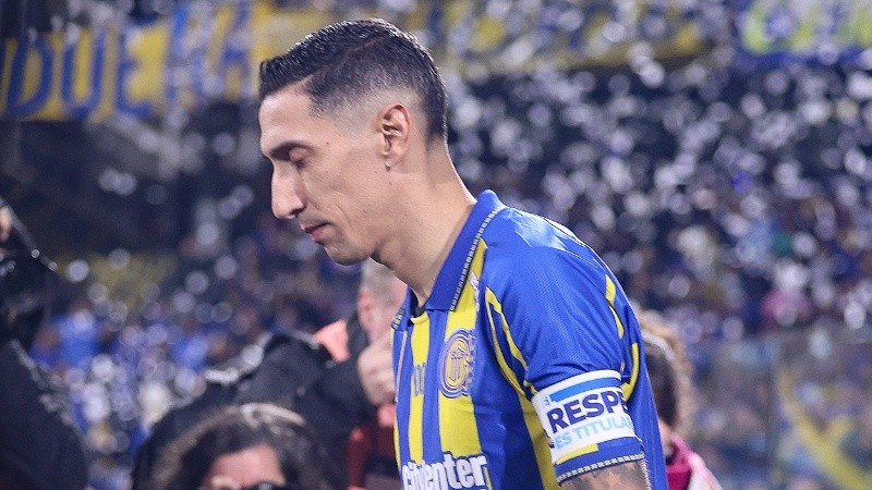 AMDEP794. ROSARIO (ARGENTINA), 13/08/2026.- Ángel Di María de Rosario ingresa al campo de juego este jueves, en el partido de ida de los octavos de final de la Copa Libertadores entre Rosario Central y Corinthians en el estadio Gigante de Arroyito, en Rosario (Argentina). EFE/ Juan Ignacio Roncoroni