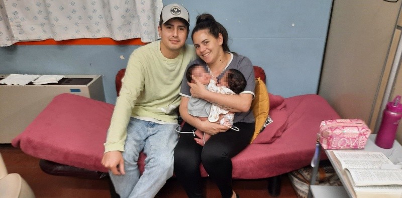 &nbsp;Pilar y Ambar, las siamesas separadas tras una operación de 8 horas y sus papás en el hospital Garrahan. (Clarín)
