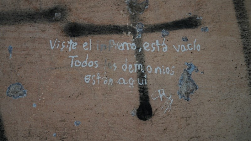 Uno de los grafitis que se pueden ver en el dormitorio del viejo puerto (Foto: Alan Monzón/Rosario3).&nbsp;